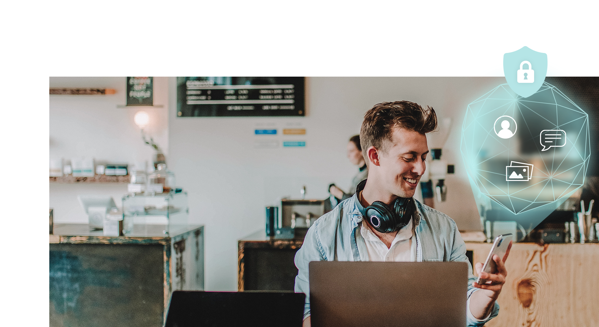 Een man gebruikt zijn smartphone om persoonlijke gegevens te verwerken in een openbaar caf&eacute;