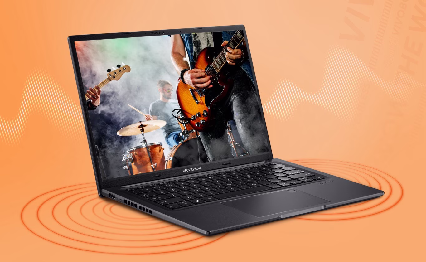 ASUS Vivobook 14 OLED &aring;bnet i en bred vinkel og set fra siden, hvor der afspilles en koncertvideo med to lydb&oslash;lger p&aring; begge sider af den b&aelig;rbare computer.