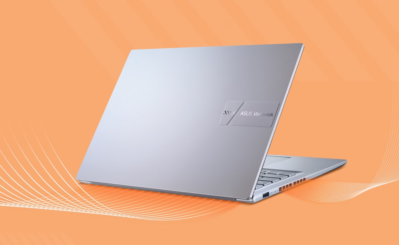 ASUS Vivobook 14 OLED viser sine to ventilations&aring;bninger, der sender luftstr&oslash;mmen ud.