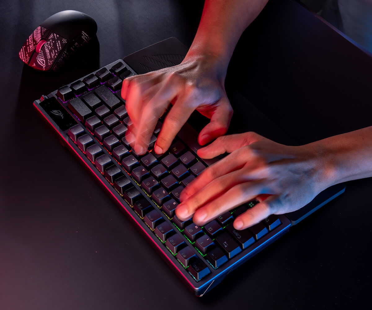 Vista superior de alguien escribiendo en el ROG Azoth con las muñecas colocadas suavemente sobre el reposamuñecas.