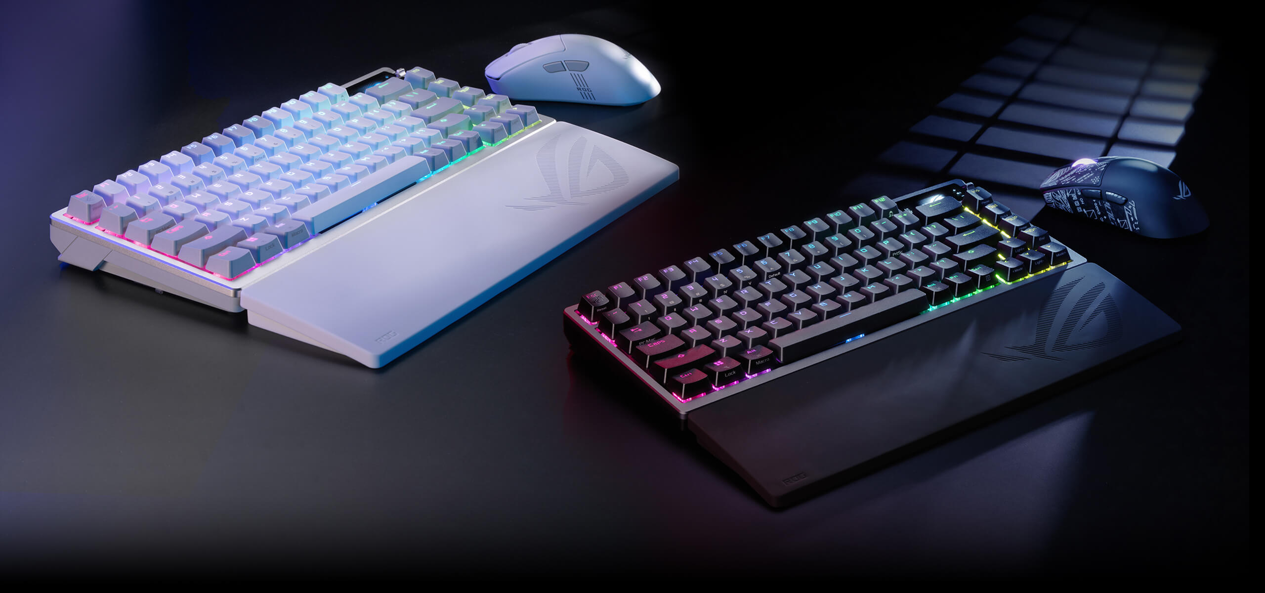Dos pares de teclado gaming ROG Azoth con reposamuñecas y ratón gaming ROG en blanco y negro colocados paralelamente en una escena estética