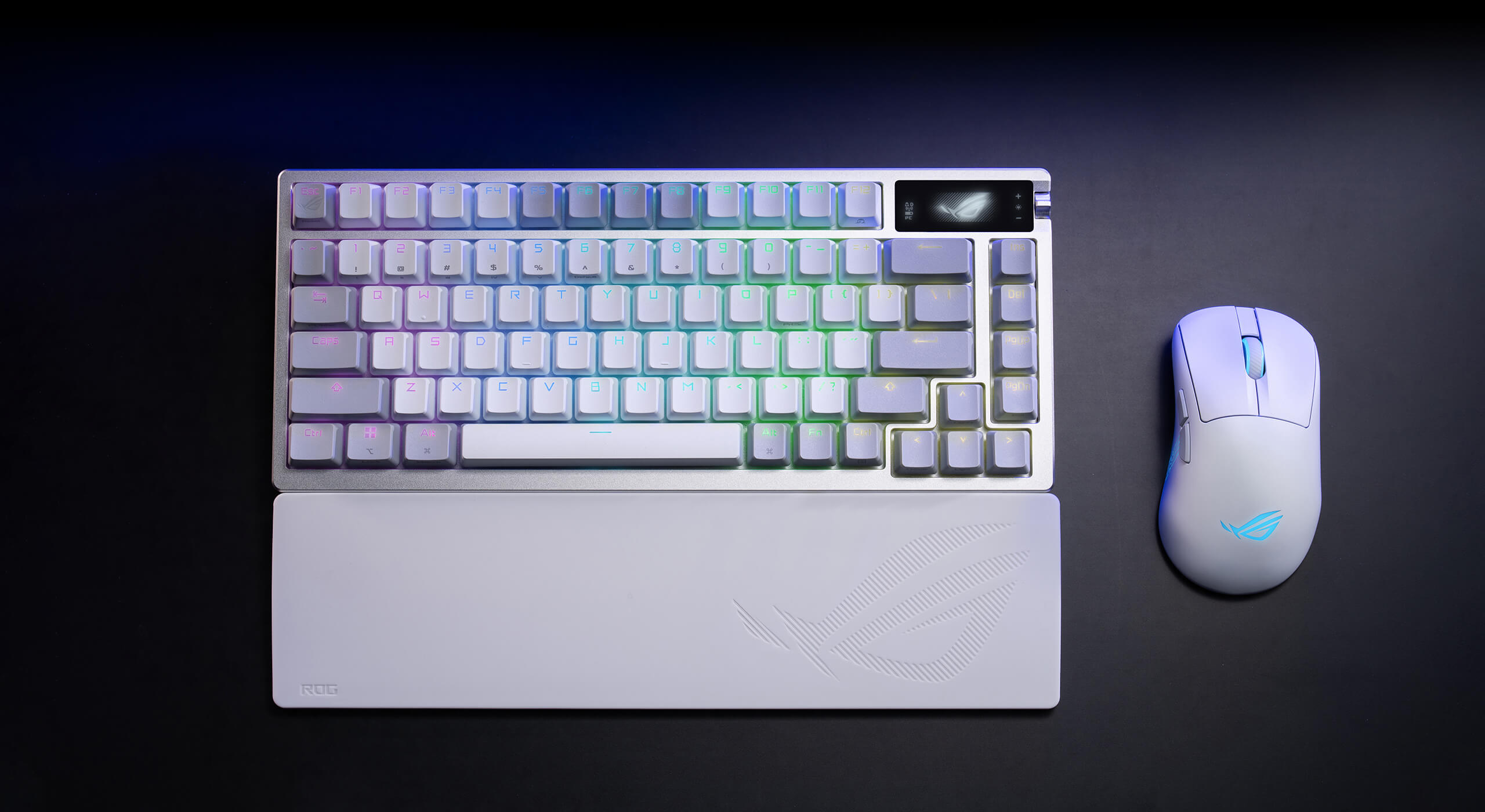 Vista frontal de un teclado gaming ROG Azoth blanco con reposamuñecas y un ratón gaming ROG.