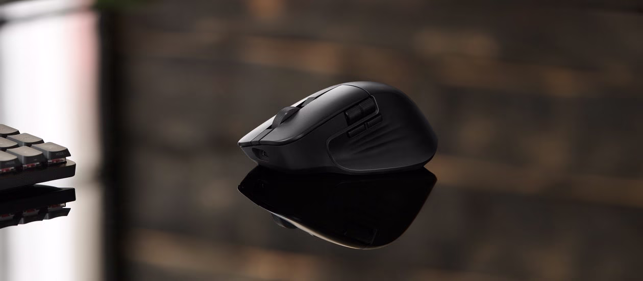Side view of the ProArt Mouse MD301 on a glossy desk.