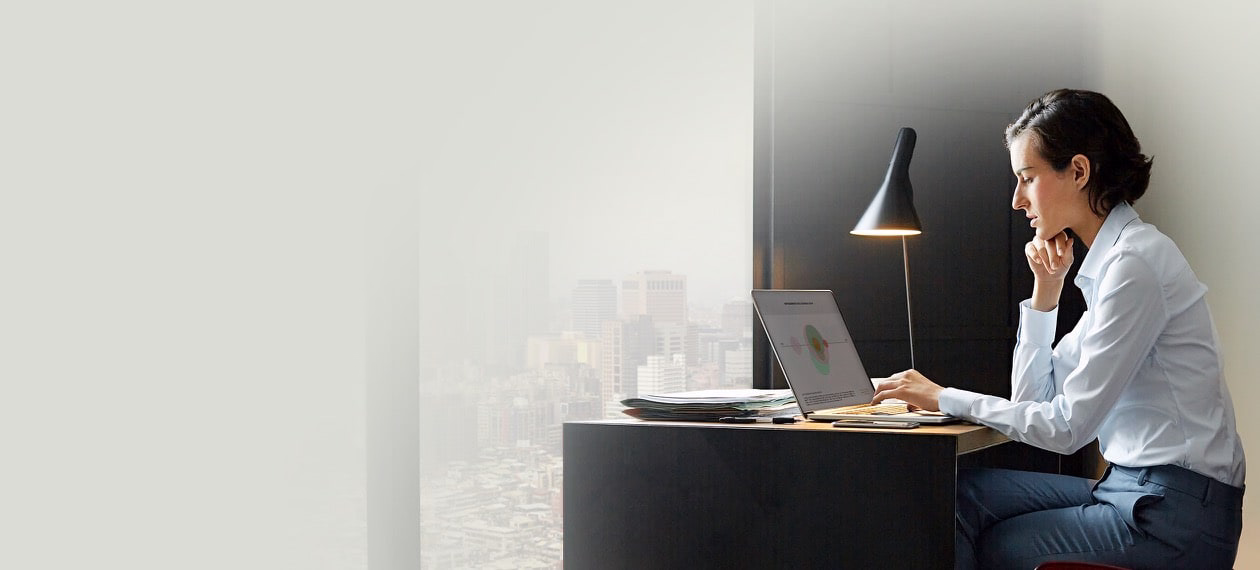A women who seating in front of the desk and using ASUS ExpertBook P5 G2