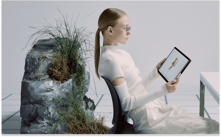 Una mujer usando el ROG Flow Z13-KJP en modo tablet
