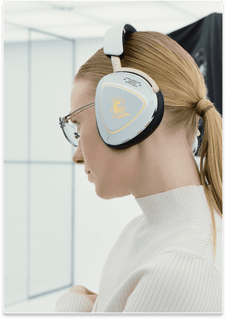 Una mujer mirando hacia adelante con los auriculares ROG Delta II-KJP en su cabeza