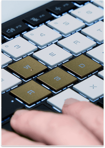Una toma de primer plano del teclado del ROG Flow Z13-KJP con la iluminación aura encendida 