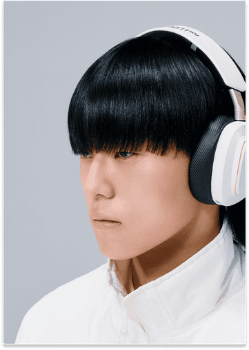 Un hombre mirando al frente con los auriculares ROG Delta II-KJP puestos