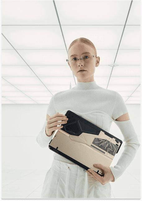 Una mujer sosteniendo un ROG Flow Z13-KJP en sus manos con la parte trasera del portátil visible 