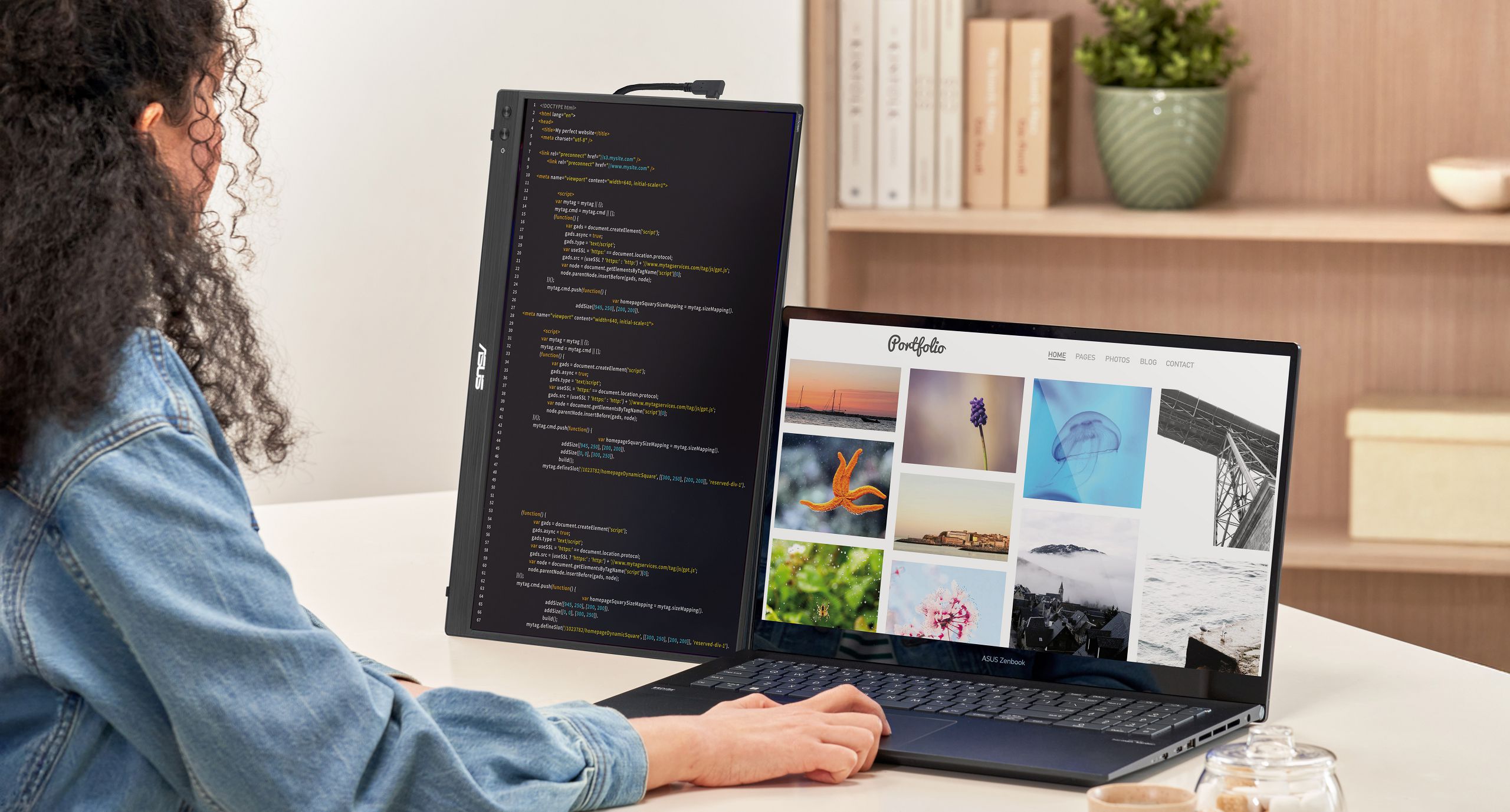 Un ing&eacute;nieur logiciel code sur un ordinateur portable et l'affiche sur l'&eacute;cran ZenScreen MB16NCG en mode portrait.