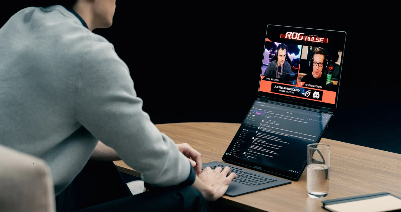 A man using Zephyrus Duo with the dual screen mode watching streaming and chatting in discord.
