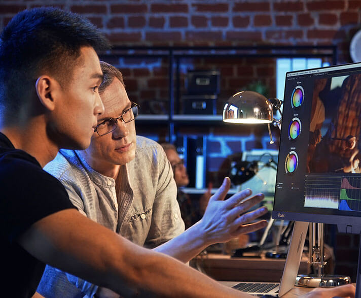 Two colorists discussing the color reproduction of ProArt Display PA27USD