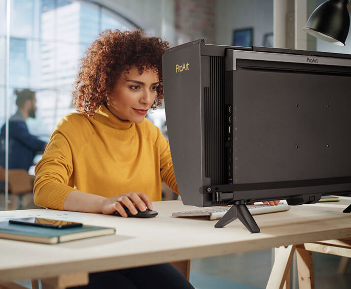 A creator doing 3D rendering on the ProArt Display
