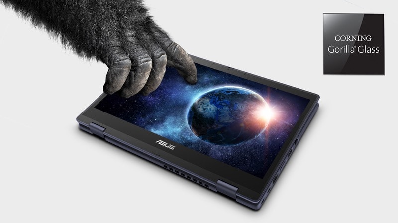 ASUS BR1402F s rukou gorily na dotykové obrazovce.