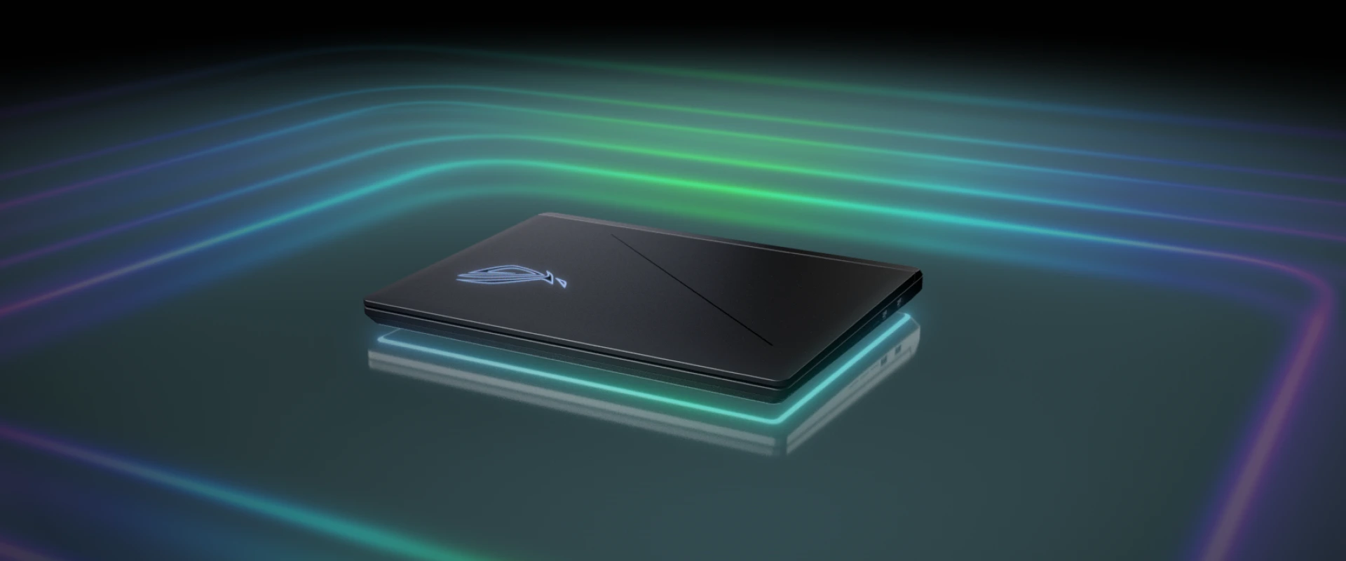ROG Strix laptop okružen zelenim i plavim svetlima.