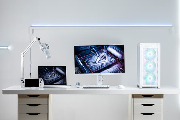 Setup ROG Gaming avec p&eacute;riph&eacute;riques, moniteur et PC gaming