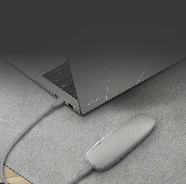 A ASUS Cobble ligada a um port&aacute;til cinzento