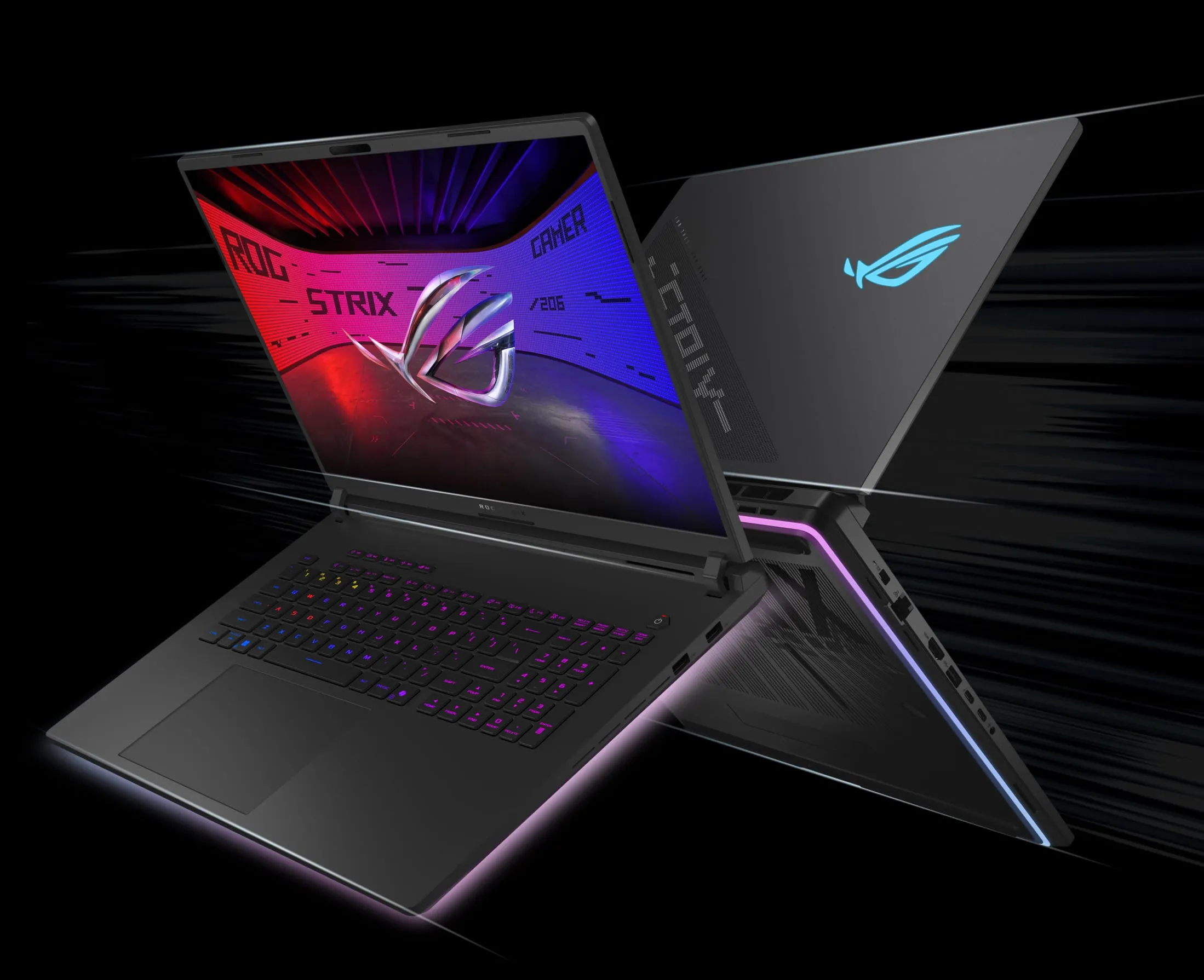 Două laptopuri ROG Strix spate &icirc;n spate cu capacele deschise și un logo ROG vizibil pe ecran, cu textul Windows Hello deasupra camerei web.