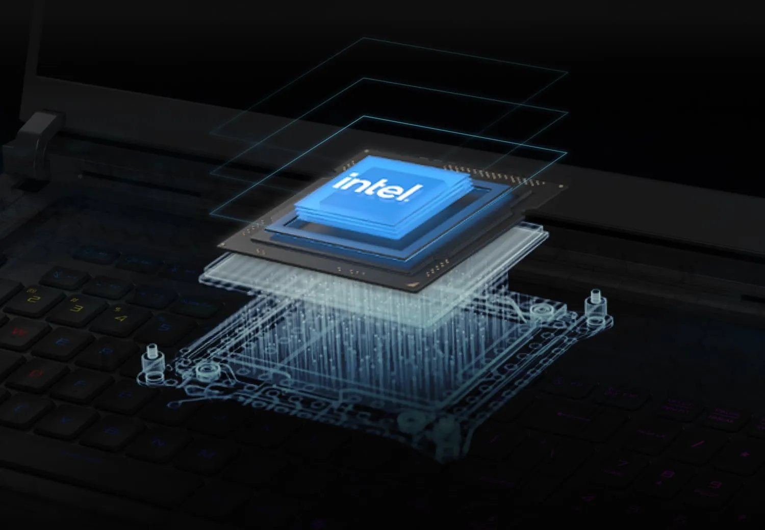 Un procesor intel care apare de sub tastatura unui laptop.