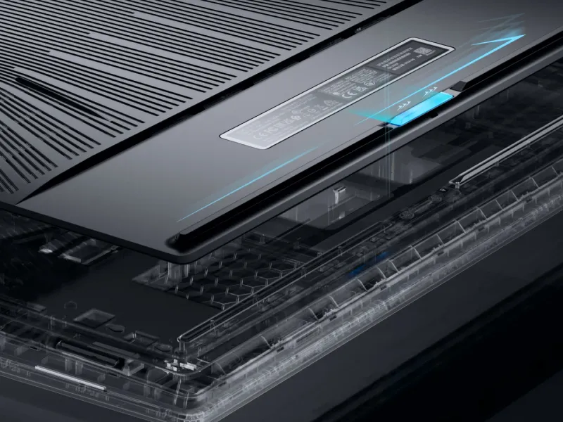 Ușa inferioară a unui laptop ROG Strix, deasupra șasiului laptopului.