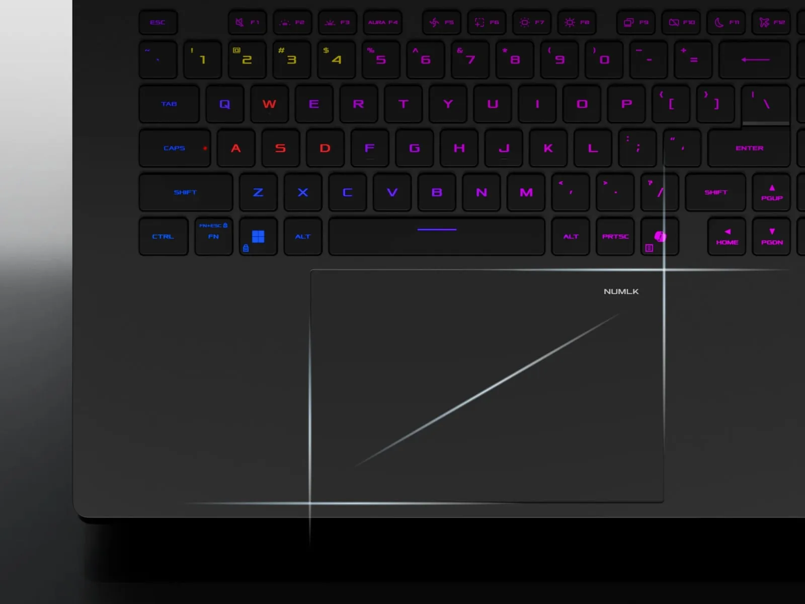 Forma touchpad-ului laptopului SCAR este evidențiată.