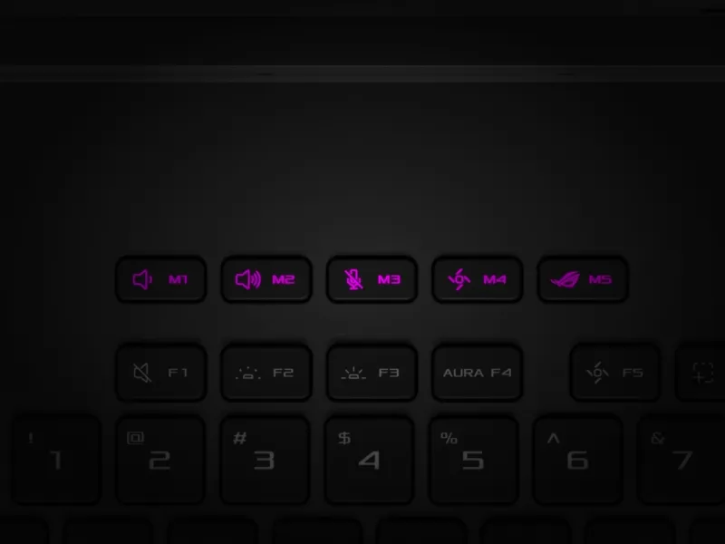 Un prim plan al designului tastelor rapide ROG de pe tastatura laptopului SCAR.