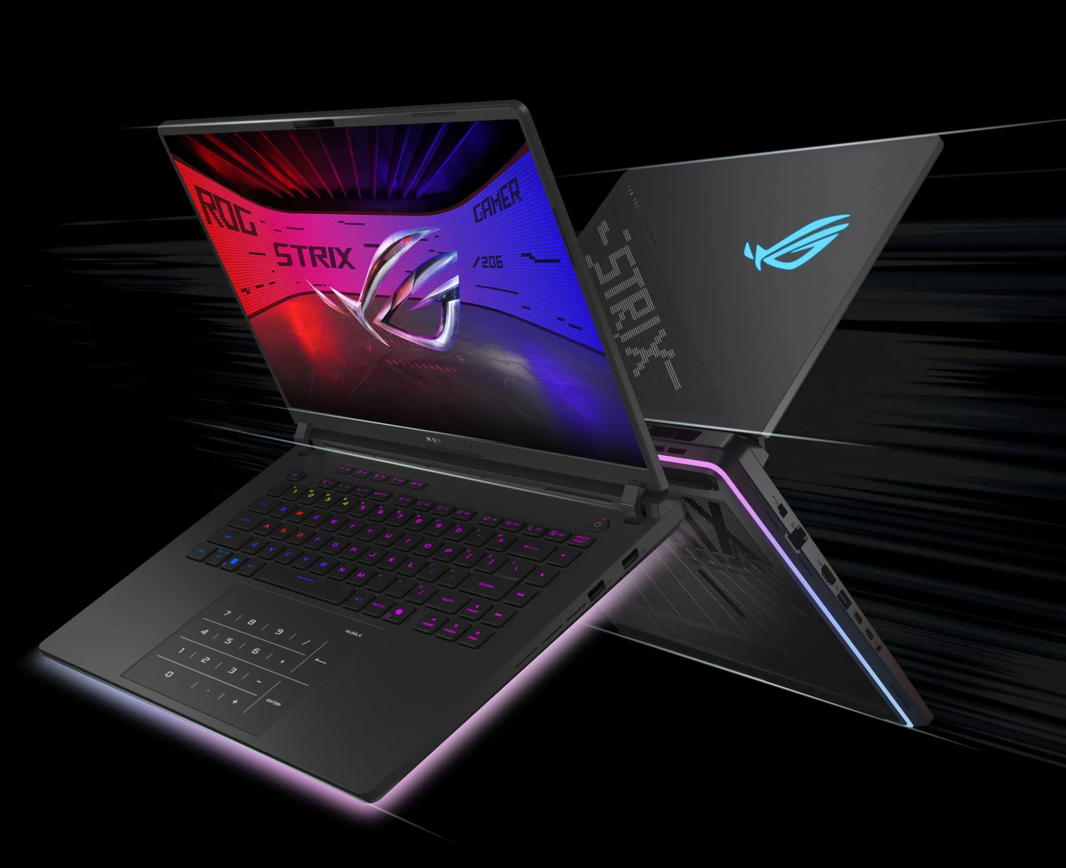 Două laptopuri ROG Strix spate &icirc;n spate cu capacele deschise și un logo ROG vizibil pe ecran, cu textul Windows Hello deasupra camerei web.