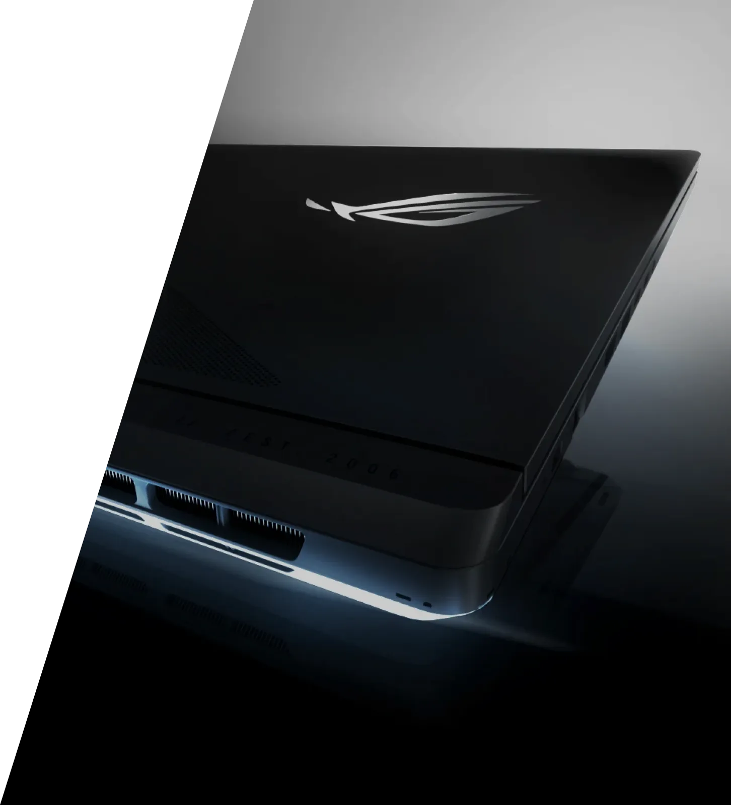 Marginea din spate a unui laptop ROG Strix cu capacul ușor deschis.