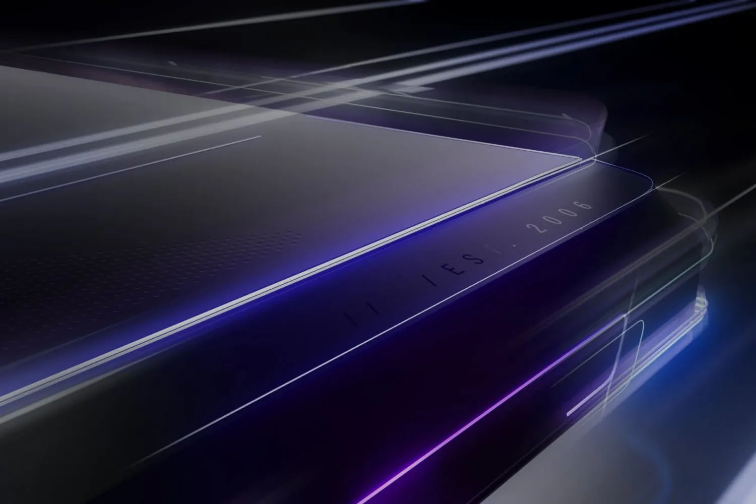 Marginea din spate a unui laptop ROG Strix.