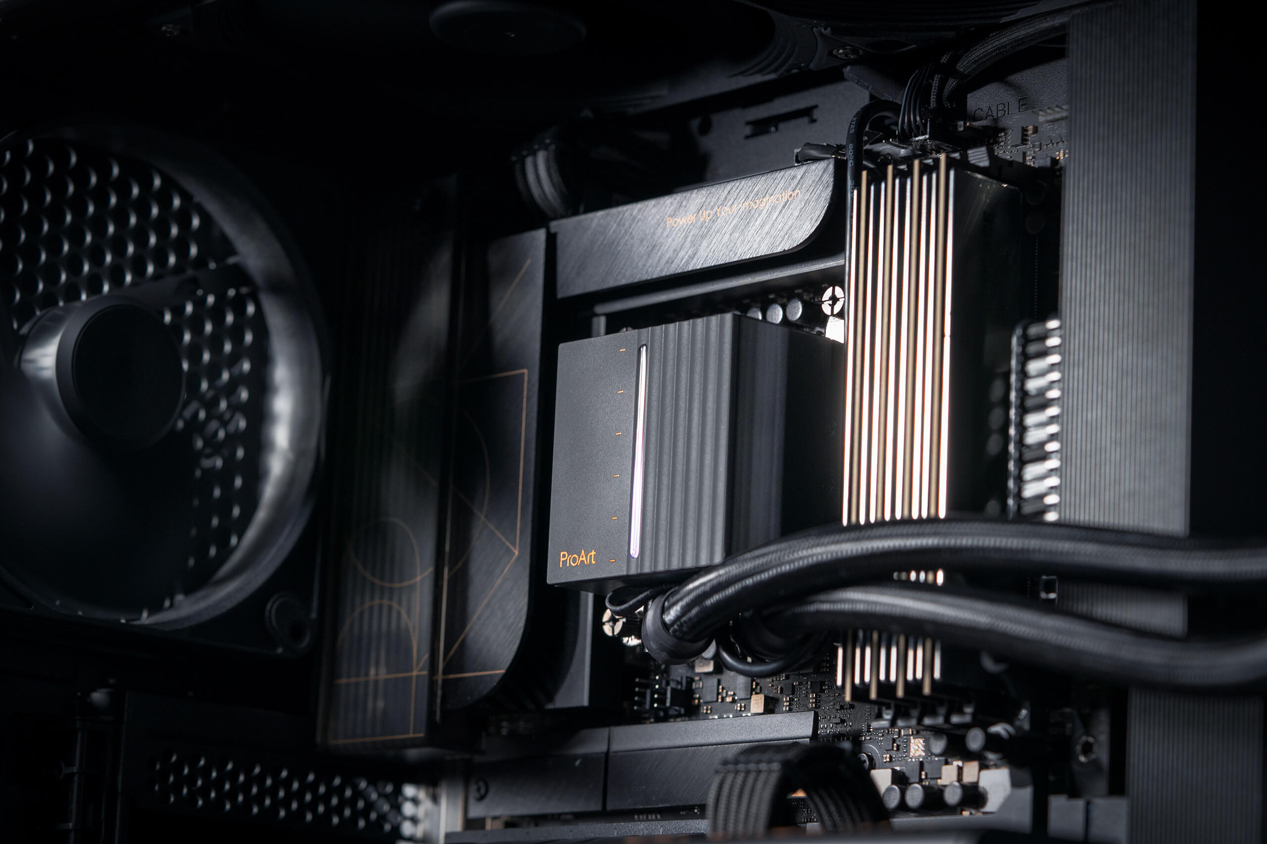 Foto interna em um &acirc;ngulo de 45 graus do ProArt LC 360 PC Build.
