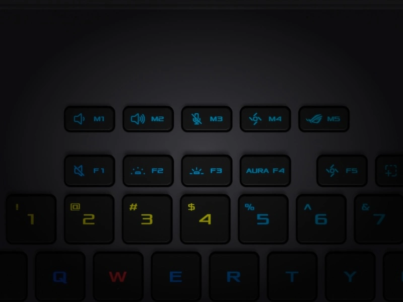 Krupni plan dizajna ROG prečice na tastaturi Strix laptopa.