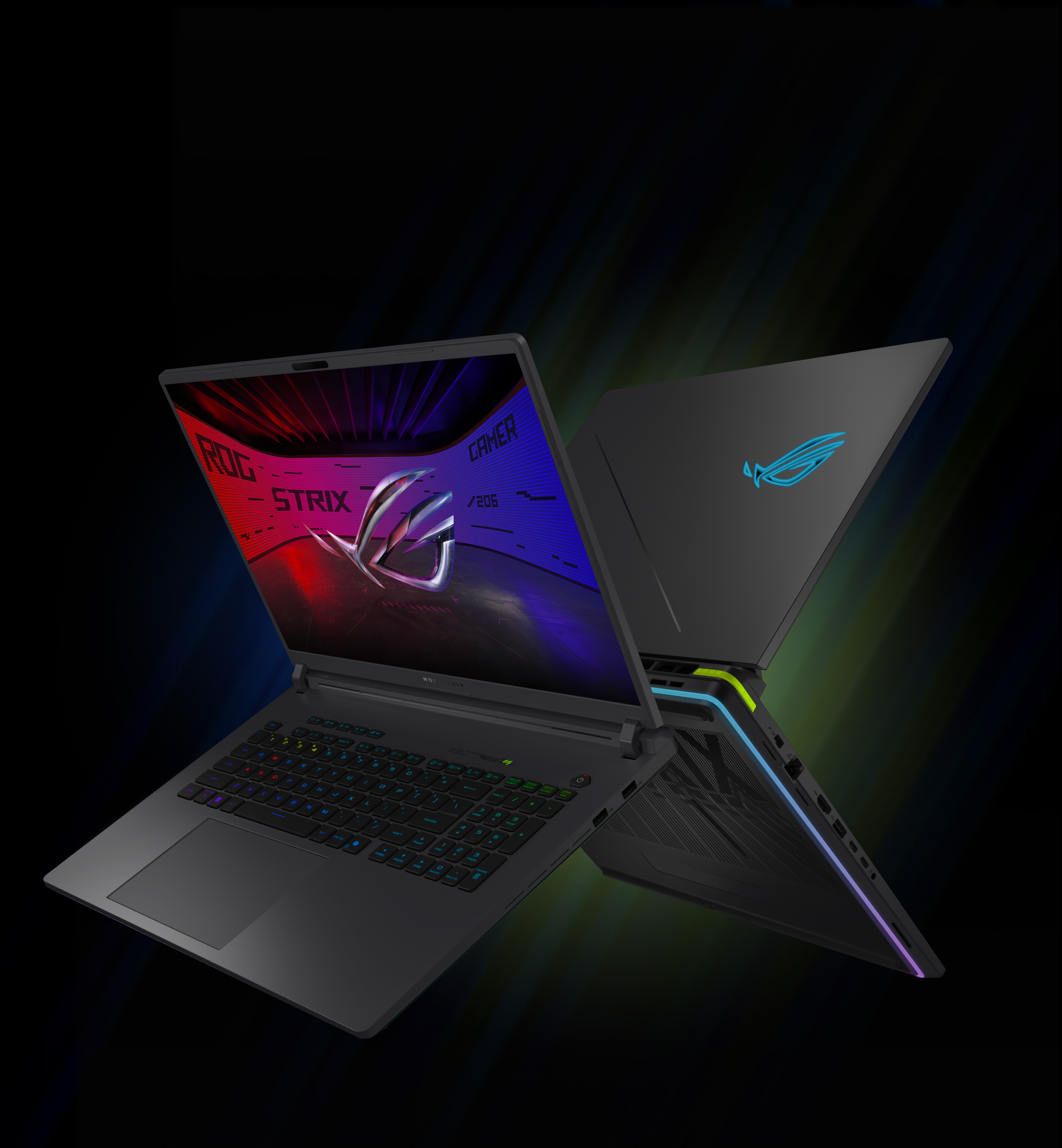 Dva back-to-back ROG Strix laptopa sa otvorenim poklopcima i ROG logo vidljiv na ekranu, sa Windows Hello tekstom iznad veb kamere.