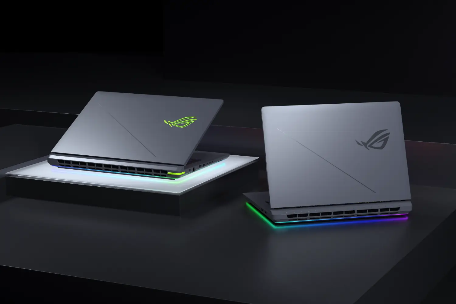 Zadnja ivica ROG Strix laptopa sa malo otvorenim poklopcem.