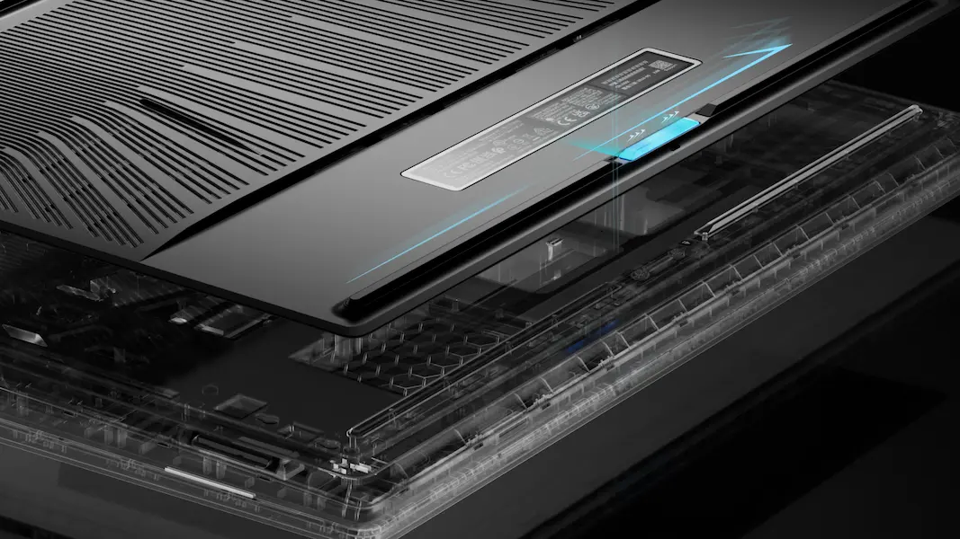 Donja vrata ROG Strix laptopa, lebdi iznad kući&scaron;ta laptopa.