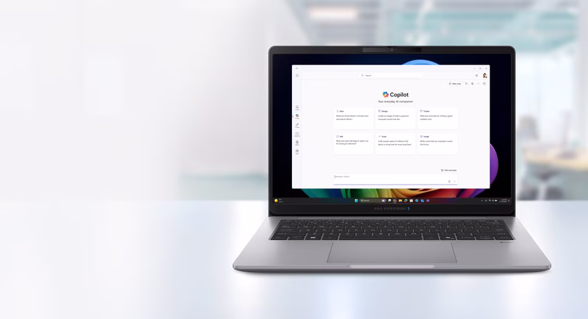 Интерфейс Copilot открыт в середине экрана.
