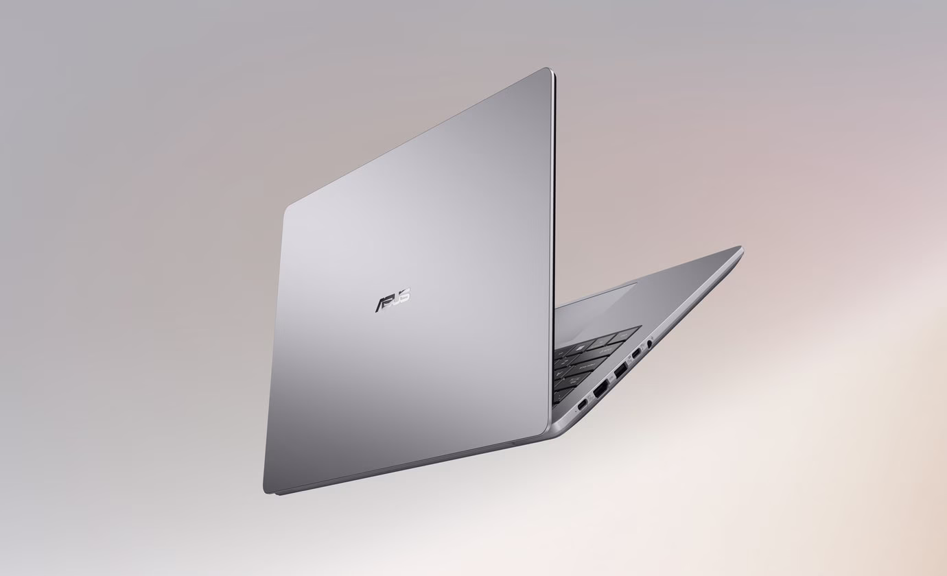 Ноутбук ExpertBook P3 G2 парит в воздухе, как иллюстрация его малого веса.